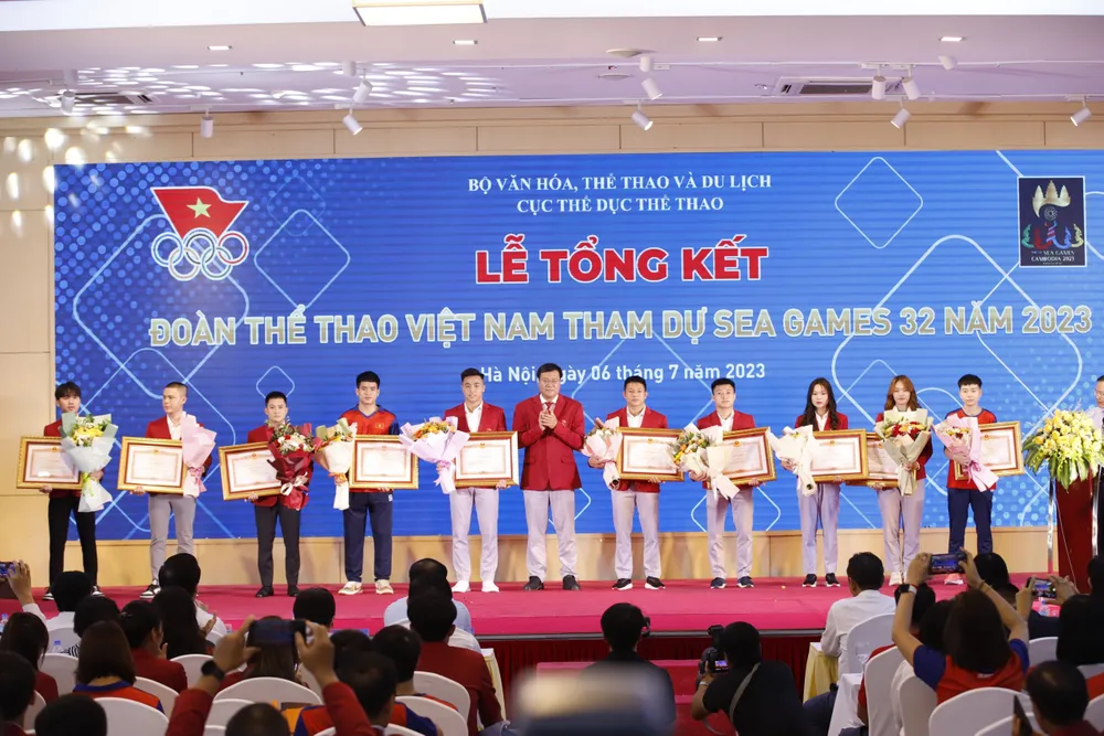 Ông Đặng Hà Việt trao bằng khen cho các VĐV đã đạt thành tích xuất sắc tại SEA Games 32 trong Lễ tổng kết. Ảnh: LƯỢNG LƯỢNG Ông Đặng Hà Việt trao bằng khen cho các VĐV đã đạt thành tích xuất sắc tại SEA Games 32 trong Lễ tổng kết. Ảnh: LƯỢNG LƯỢNG
