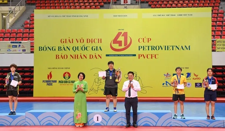 Mai Hoàng Mỹ Trang nhận phần thưởng vô địch đơn nữ tại giải. Ảnh: BTC Mai Hoàng Mỹ Trang nhận phần thưởng vô địch đơn nữ tại giải. Ảnh: BTC