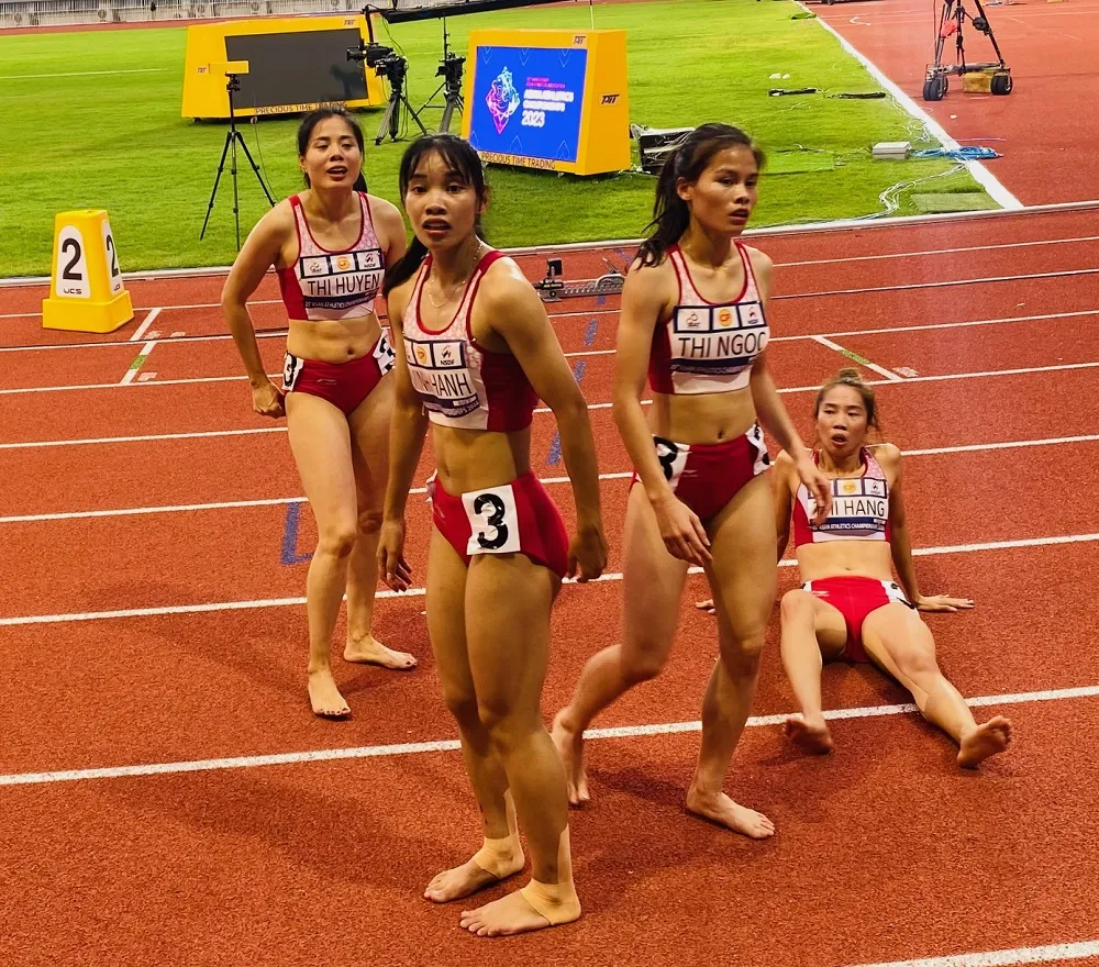Bốn tuyển thủ đã có bước chạy bứt tốc đầy mạnh mẽ và trên vạch đích đã cần rất nhiều thời gian mới di chuyển được vào khu hồi phục. Ảnh: MINH MINH Bốn tuyển thủ đã có bước chạy bứt tốc đầy mạnh mẽ và trên vạch đích đã cần rất nhiều thời gian mới di chuyển được vào khu hồi phục. Ảnh: MINH MINH