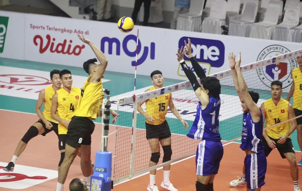 Đội tuyẻn bóng chuyền nam Việt Nam nỗ lực nhưng chưa có thể chiến thắng trước đội nam Indonesia. Ảnh: AVC