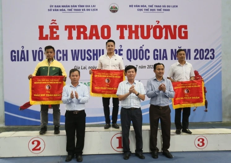 Các đơn vị dẫn đầu đã được trao cờ thành tích của ban tổ chức. Ảnh: VĂN NGỌC