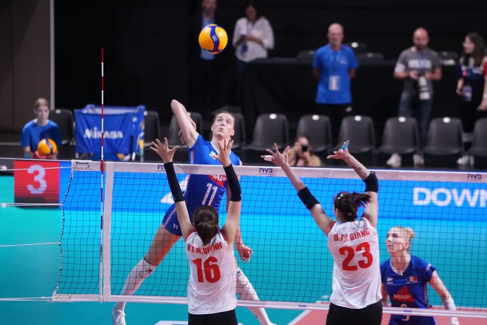 Gicquel vào đà tấn công đập bóng vượt hàng chắn của Việt Nam. Ảnh: VFV