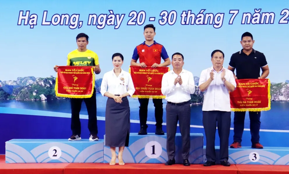 Ban tổ chức trao cờ lưu niệm cho các đơn vị dẫn đầu tại giải. Ảnh: QN Ban tổ chức trao cờ lưu niệm cho các đơn vị dẫn đầu tại giải. Ảnh: QN