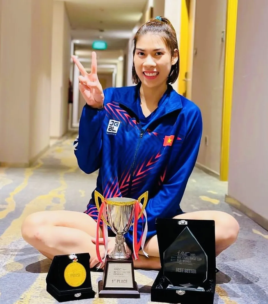 Trên hết, cầu thủ chuyền hai này vẫn đang nỗ lực tích lũy chuyên môn để đạt thành công với đội tuyển quốc gia và đội bóng chủ quản Bộ tư lệnh Thông tin. Ảnh: LÂM OANH Trên hết, cầu thủ chuyền hai này vẫn đang nỗ lực tích lũy chuyên môn để đạt thành công với đội tuyển quốc gia và đội bóng chủ quản Bộ tư lệnh Thông tin. Ảnh: LÂM OANH