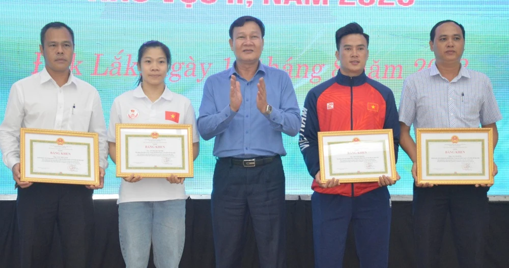 VĐV Nguyễn Hoàng (áo đỏ) đã giành được HCV duy nhất cho thể thao Đắk Lắk tại SEA Games 32. Ảnh: ĐĂNG TRIỀU