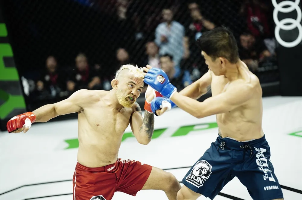 Robson De Oliveira Soares (đỏ) đã có chiến thắng trong tối thi đấu 12-8 tại Hà Nội. Ảnh: VMMAF Robson De Oliveira Soares (đỏ) đã có chiến thắng trong tối thi đấu 12-8 tại Hà Nội. Ảnh: VMMAF