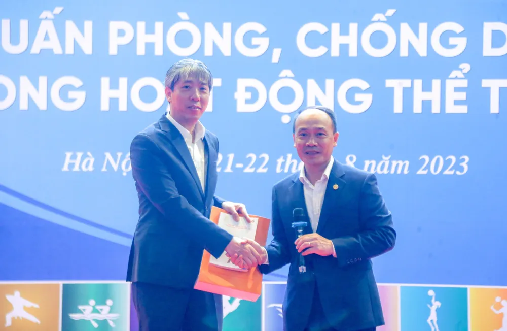 Giám đốc Trung tâm doping và Y học thể thao Việt Nam - bác sĩ Nguyễn Văn Phú (phải) đã trực tiếp tham gia tại lớp học cho các HLV, VĐV. Ảnh: MINH MINH