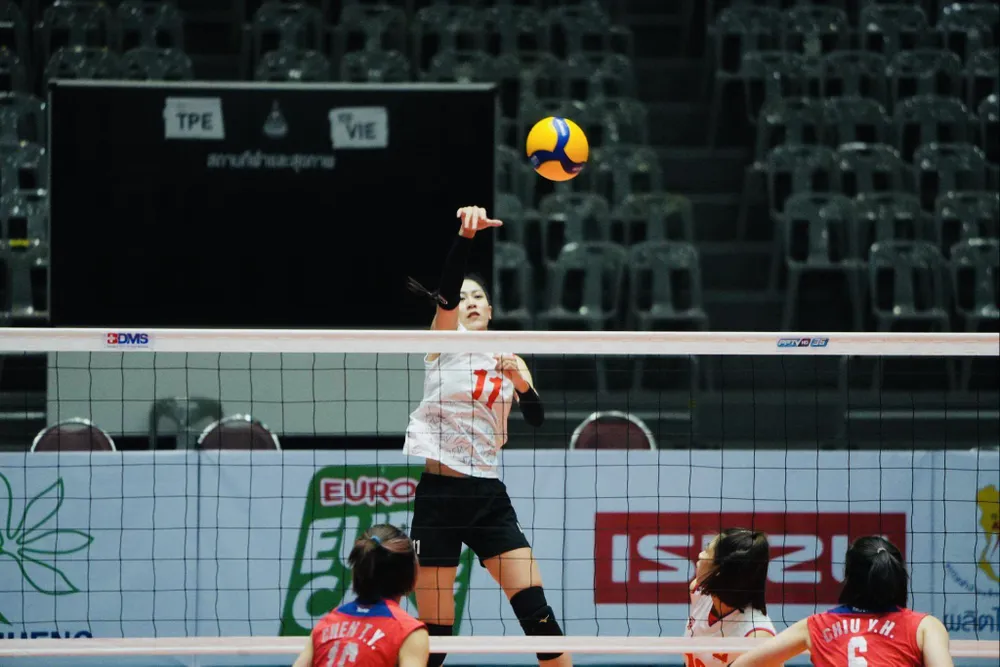 Đối chuyền Hoàng Thị Kiều Trinh đã chơi hiệu quả ở trận đấu khiến hàng chắn Đài Bắc Trung Hoa vất vả chống đỡ. Ảnh: VFV Đối chuyền Hoàng Thị Kiều Trinh đã chơi hiệu quả ở trận đấu khiến hàng chắn Đài Bắc Trung Hoa vất vả chống đỡ. Ảnh: VFV