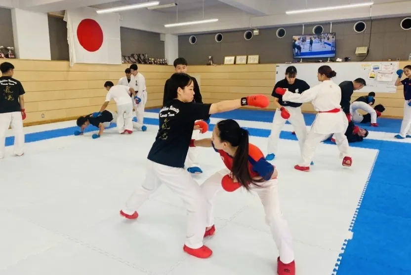 Võ sĩ karate Việt Nam đang tập huấn tại Nhật Bản. Ảnh: HOÀNG LONG