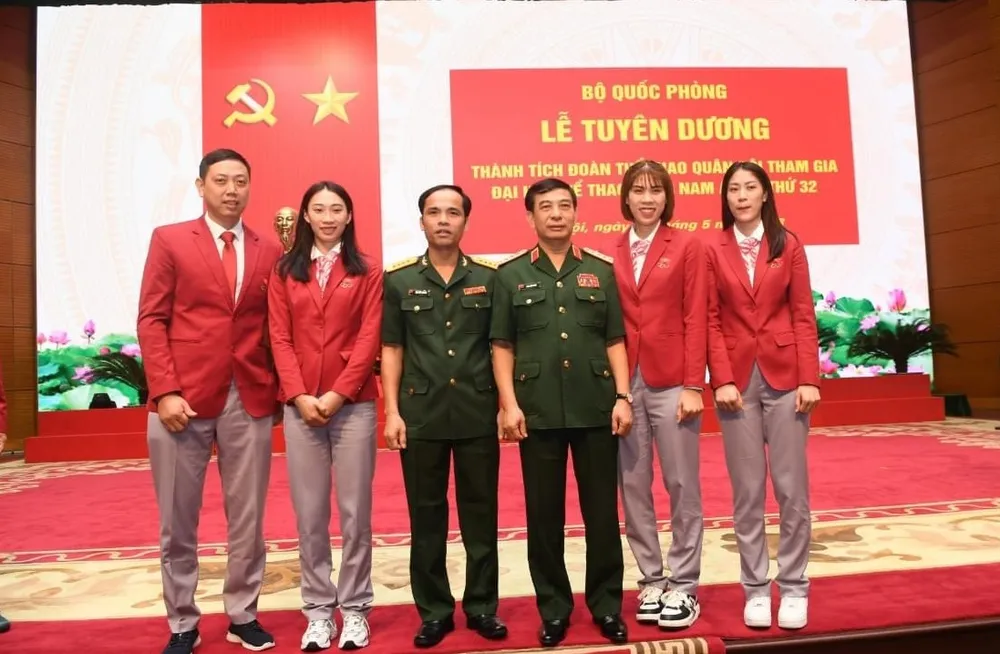 Kiều Trinh cùng HLV và đồng đội của bóng chuyền nữ của Bộ tư lệnh Thông tin đã được lãnh đạo Bộ Quốc phòng gặp mặt động viên, khen thưởng với kết quả đạt được cùng Đoàn thể thao Việt Nam ở SEA Games 32. Ảnh: BTLTT Kiều Trinh cùng HLV và đồng đội của bóng chuyền nữ của Bộ tư lệnh Thông tin đã được lãnh đạo Bộ Quốc phòng gặp mặt động viên, khen thưởng với kết quả đạt được cùng Đoàn thể thao Việt Nam ở SEA Games 32. Ảnh: BTLTT