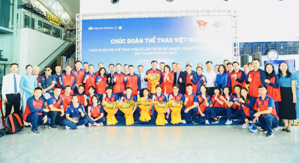 Đoàn thể thao Việt Nam lên đường dự ASIAD 19. Ảnh: LƯỢNG LƯỢNG