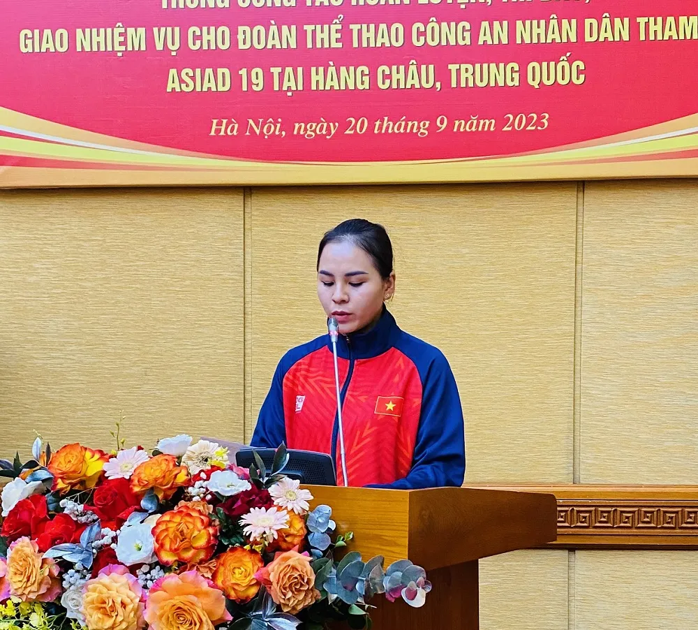 Xạ thủ Trịnh Thu Vinh có mặt ở buổi nhận nhiệm vụ lên đường thi đấu từ lãnh đạo Bộ Công an. Ảnh: MINH MINH