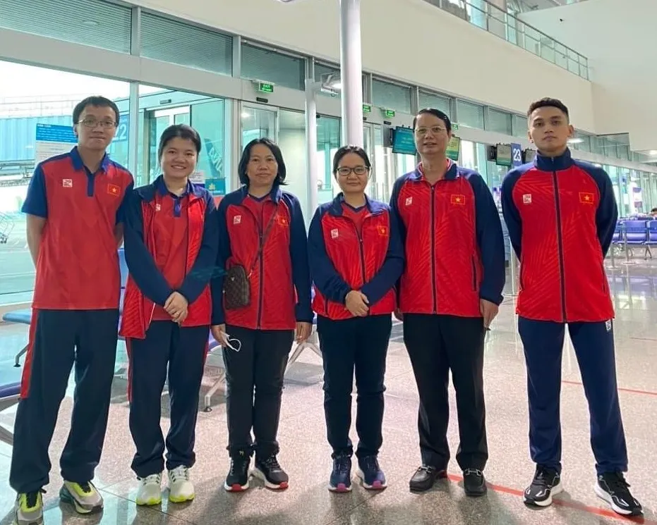 Nguyễn Ngọc Trường Sơn cùng bà xã Phạm Lê Thảo Nguyên lên đường dự ASIAD 19. Ảnh: CHESSVN