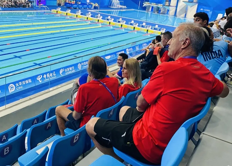 Chuyên gia của đội tuyển bơi Trung Quốc luôn có mặt trên khán đài theo dõi VĐV thi đấu. Ảnh: MINH MINH