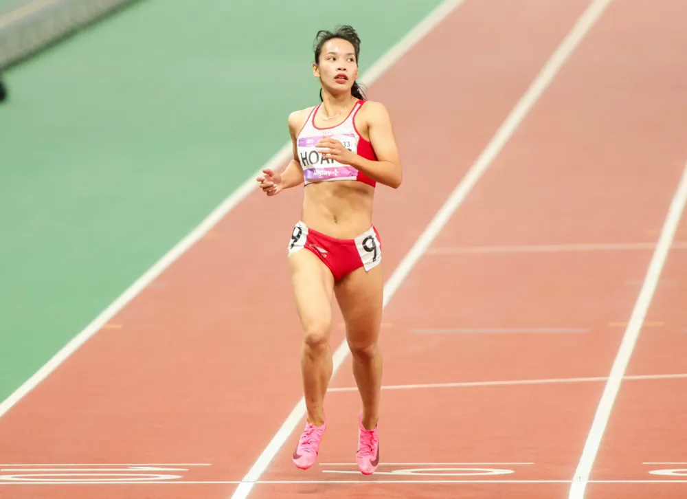 Hoàng Thị Minh Hạnh nỗ lực nhưng chỉ có hạng 6 tại đường chạy 400m nữ của ASIAD 19. Ảnh: LƯỢNG LƯỢNG