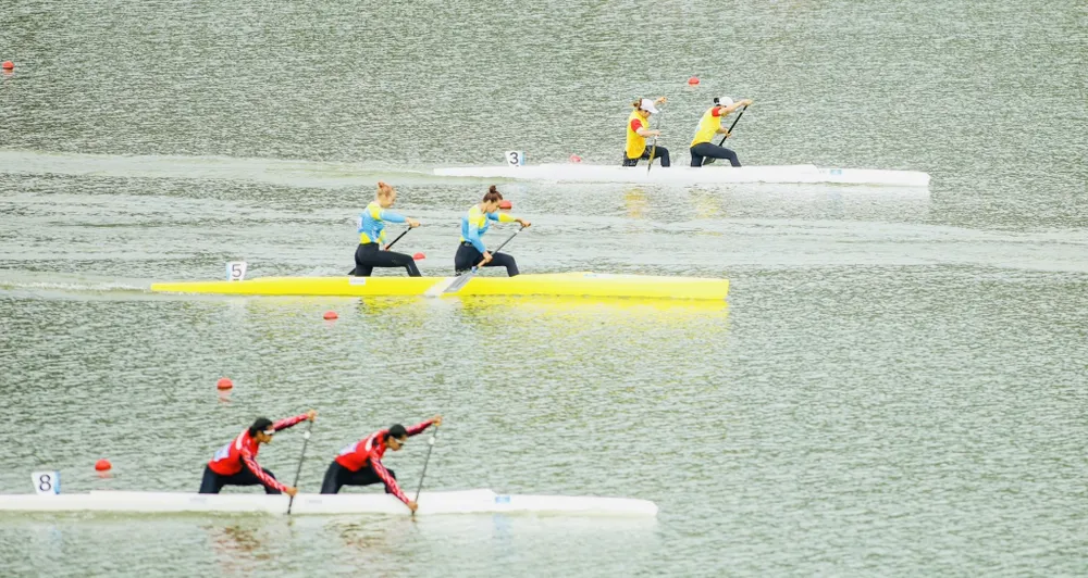 Nguyễn Thị Hương và đồng đội Nguyễn Hồng Thái (thuyền số 3) đã có khởi đầu tốt nhưng để đối thủ vượt lên và mất huy chương trong tích tắc. Ảnh: LƯỢNG LƯỢNG