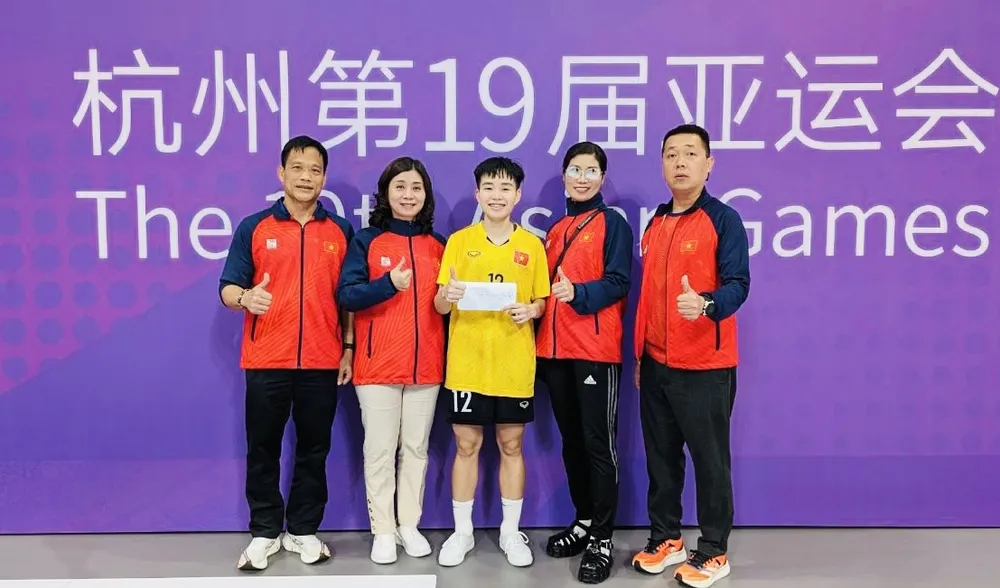 Đại diện Cục Công tác Đảng và công tác Chính trị (Bộ Công an) tới tận nơi cổ vũ, động viên cầu thủ Nguyễn Thị Ngọc Huyền sau khi giành HCV ASIAD 19. Ảnh: MINH MINH