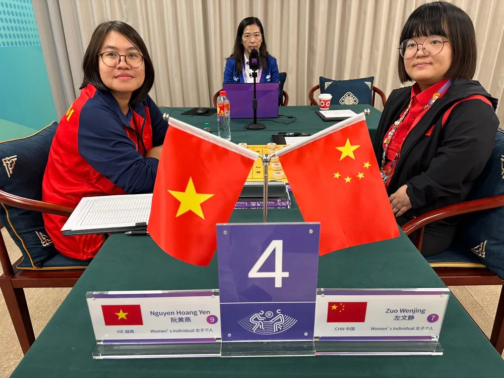 Kì thủ Nguyễn Hoàng Yến để thua trận trước đối thủ Trung Quốc. Ảnh: MINH MINH