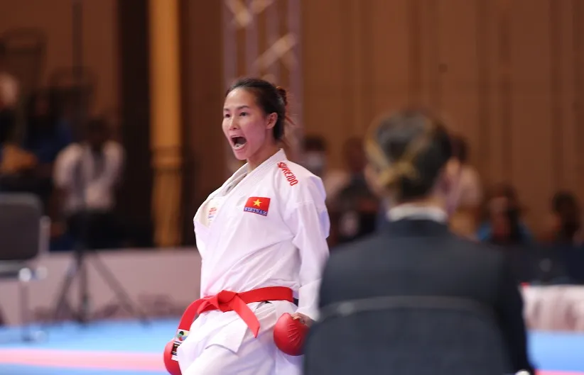 Đinh Thị Hương nỗ lực và giành HCĐ cho karate Việt Nam trong ngày 5-10. Ảnh: LƯỢNG LƯỢNG