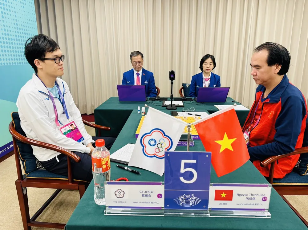 Nguyễn Thành Bảo (phải) có kết quả tốt trong trận thứ 4 tại nội dung cá nhân. Ảnh: MINH Nguyễn Thành Bảo (phải) có kết quả tốt trong trận thứ 4 tại nội dung cá nhân. Ảnh: MINH