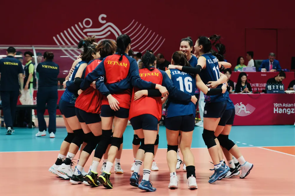 Sự đoàn kết tập thể là vũ khí mạnh mẽ nhất giúp đội tuyển bóng chuyền nữ Việt Nam đã chơi tốt tại giải vô địch châu Á 2023 rồi tiếp tục là ASIAD 19. Ảnh: LƯỢNG LƯỢNG