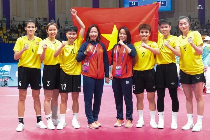 Cầu mây nữ Việt Nam có thêm tấm HCB nội dung regu 3 người nữ trong ngày tranh tài cuối tại ASIAD 19. Ảnh: LƯỢNG LƯỢNG
