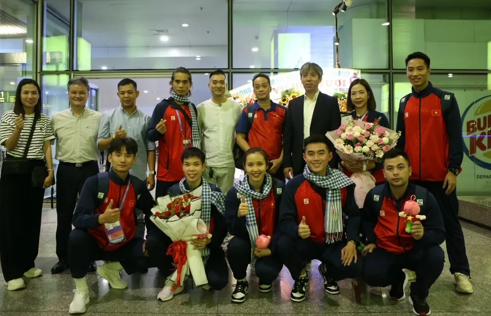VĐV cầu mây khi giành được tấm HCV trở về đã được lãnh đạo đơn vị chủ quản gặp mặt động viên chúc mừng ngay tại sân bay. Ảnh: MINH MINH