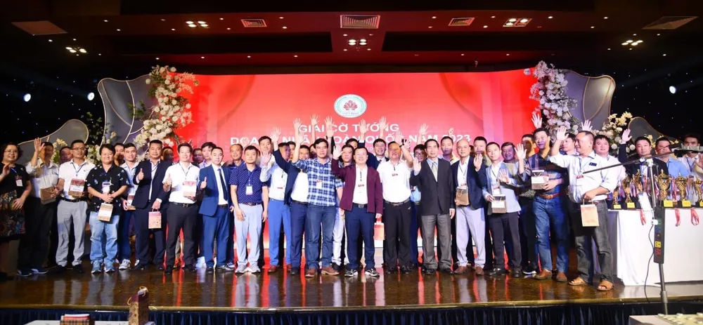 Các kì thủ tham dự giải lần này và ban tổ chức đã tìm được nhà vô địch cờ úp và cờ mở. Ảnh: MINH MINH