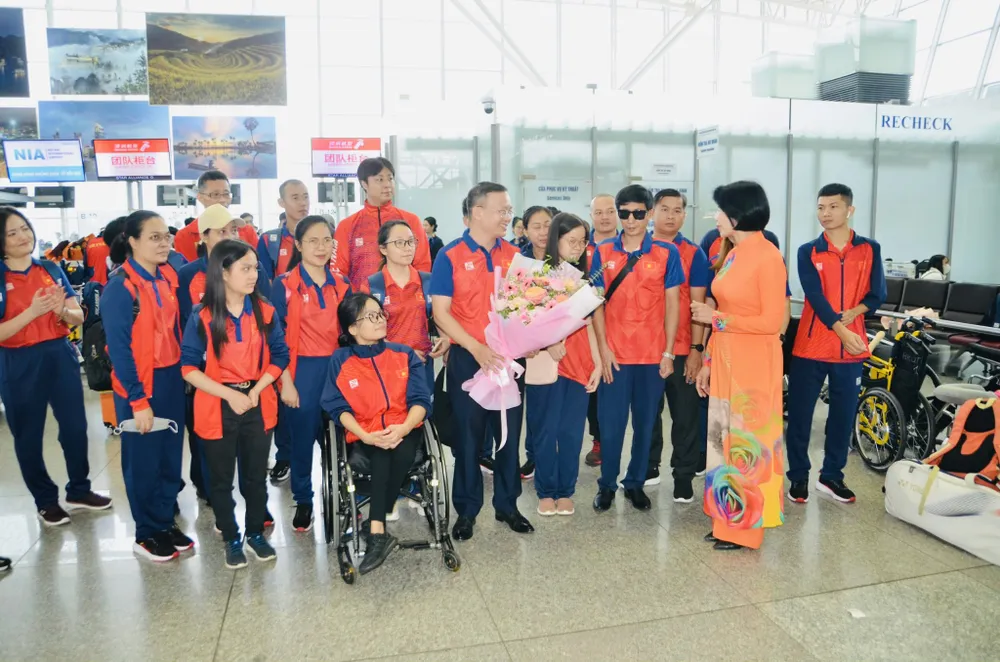 Đại diện Cục TDTT tiễn Đoàn thể thao người khuyết tật Việt Nam lên đường thi đấu. Ảnh: THÁI DƯƠNG Đại diện Cục TDTT tiễn Đoàn thể thao người khuyết tật Việt Nam lên đường thi đấu. Ảnh: THÁI DƯƠNG