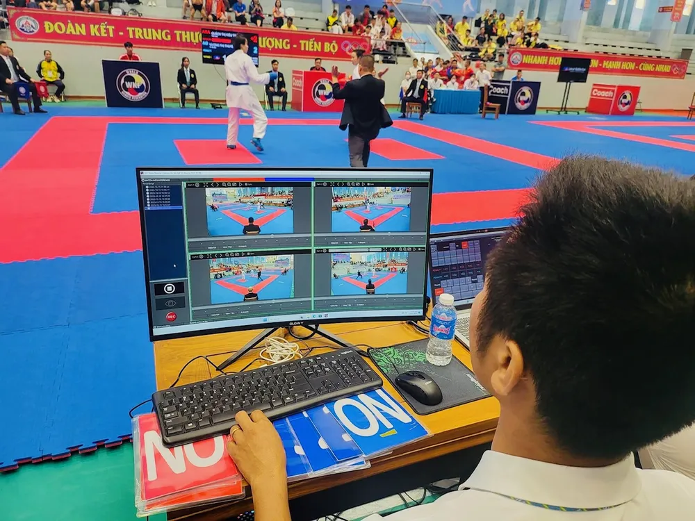 Ban tổ chức đưa vào sử dụng hệ thống video review tại giải vô địch quốc gia năm nay. Ảnh: MINH MINH Ban tổ chức đưa vào sử dụng hệ thống video review tại giải vô địch quốc gia năm nay. Ảnh: MINH MINH