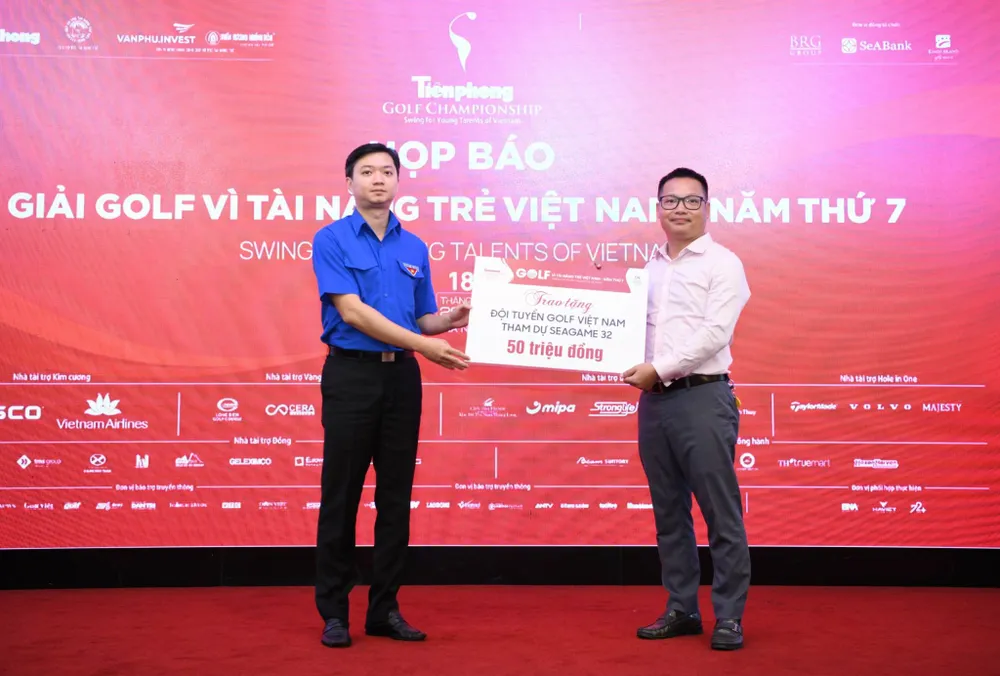 Ban tổ chức trao thưởng 50 triệu đồng cho đội tuyển golf ASIAD 19 Việt Nam. Ảnh: NHƯ Ý Ban tổ chức trao thưởng 50 triệu đồng cho đội tuyển golf ASIAD 19 Việt Nam. Ảnh: NHƯ Ý