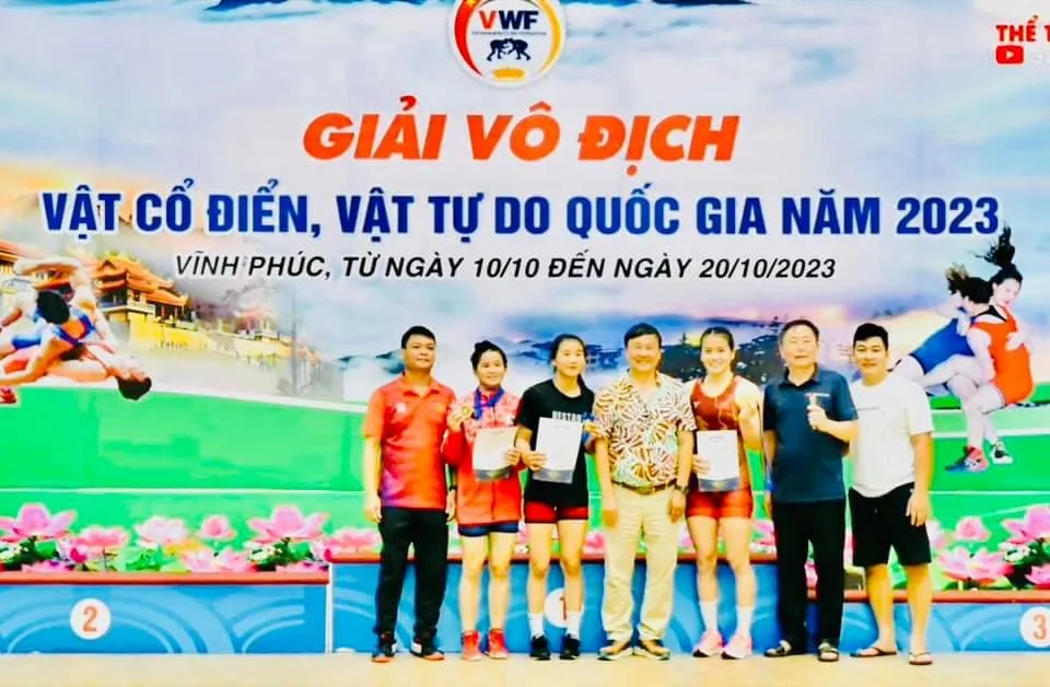 Vật tự do nữ của TT-Huế có chị em Mỹ Hạnh, Mỹ Trang, Mỹ Linh vô địch giải quốc gia năm nay. Ảnh: VẬTVN