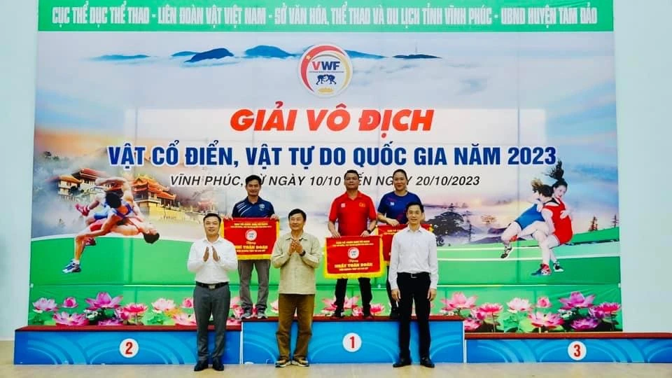 Ban tổ chức trao cờ cho các đơn vị dẫn đầu trong các nội dung. Ảnh: VẬTVN