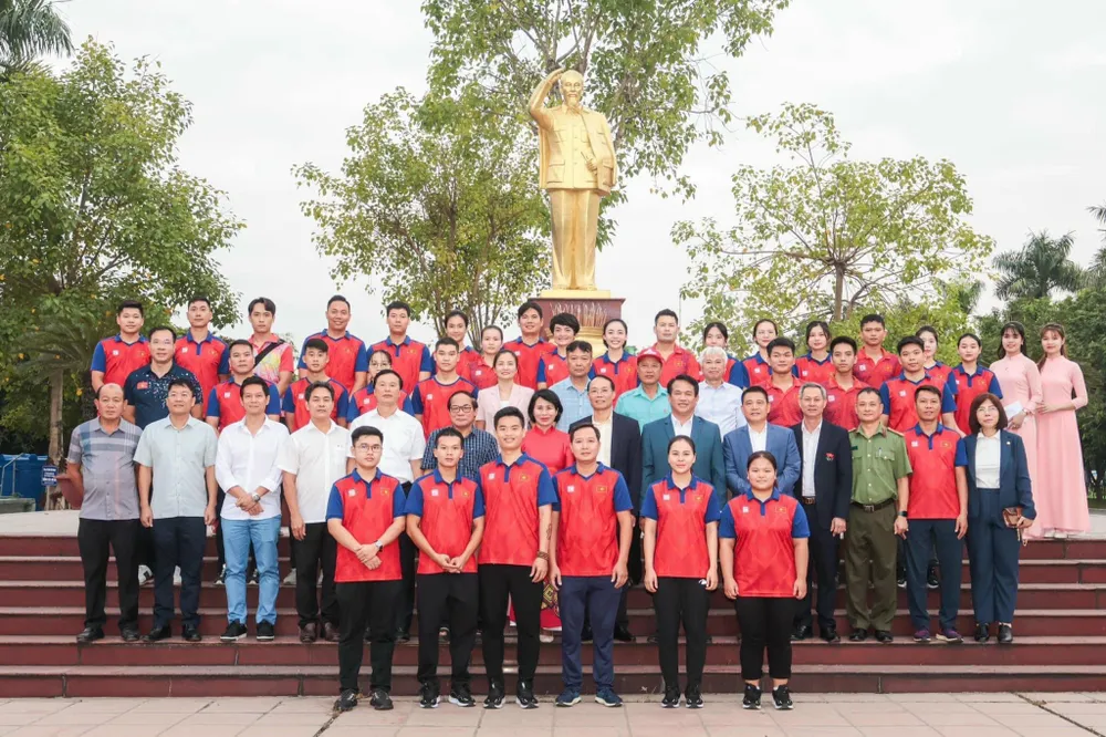 Tập thể đội tuyển bắn súng Việt Nam chụp hình lưu niệm trong buổi gặp mặt. Ảnh: LƯỢNG LƯỢNG