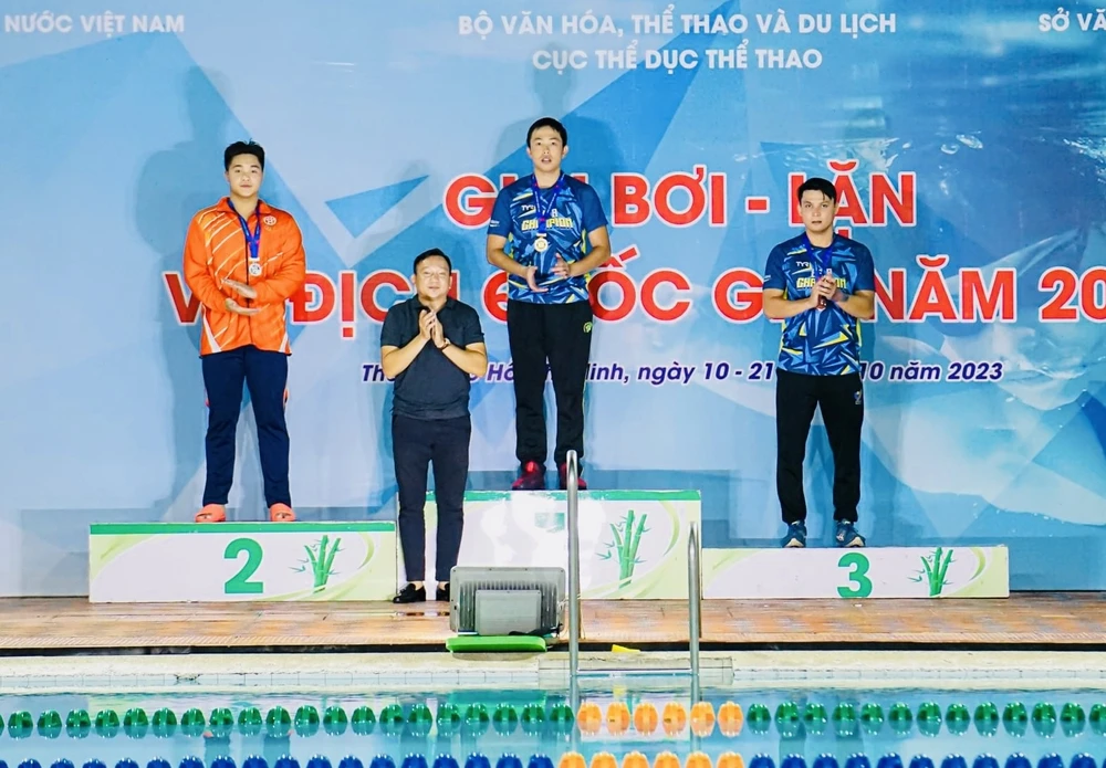 VĐV Nguyễn Thành Lộc (giữa) vẫn là điểm sáng của đội lặn TPHCM tại giải vô địch quốc gia 2023. Ảnh: HCMSWIMING