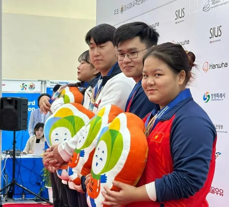 Xạ thủ của Việt Nam giành thêm HCĐ ở nội dung đồng đội hỗn hợp nam-nữ 10m súng ngắn hơi. Ảnh: MINH MINH