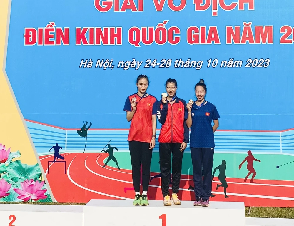 Các VĐV vô địch nội dung 800m nữ ở giải năm nay. Ảnh: MINH MINH