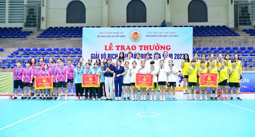 Ban tổ chức trao thưởng cho các đơn vị giành thành tích tại giải. Ảnh: VSTAF