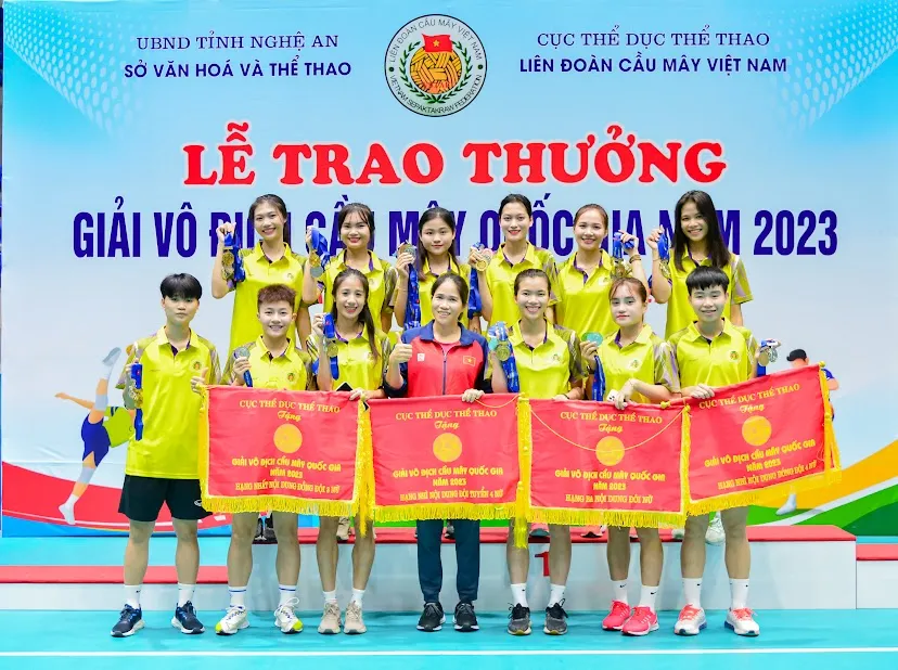 VĐV giành thành tích được nhận cờ lưu niệm tại giải vô địch quốc gia 2023. Ảnh: VSTAF VĐV giành thành tích được nhận cờ lưu niệm tại giải vô địch quốc gia 2023. Ảnh: VSTAF