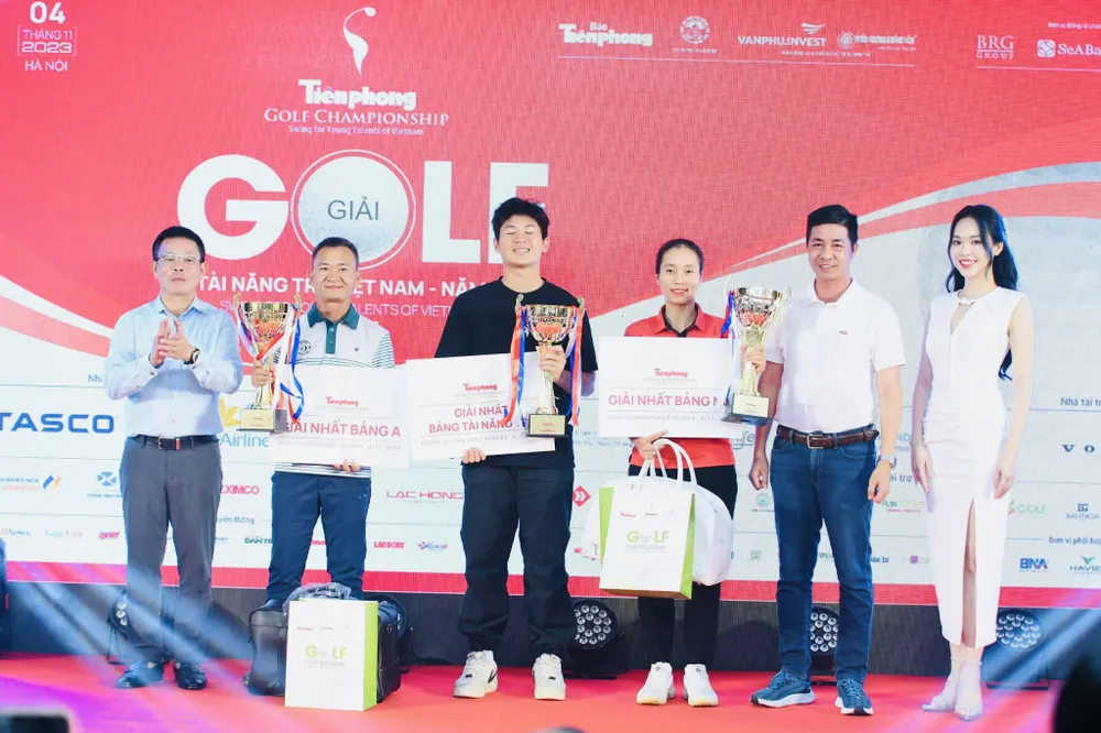 Ban tổ chức trao thưởng cho các golf thủ vô địch ở các bảng đấu năm nay. Ảnh: NHƯ Ý