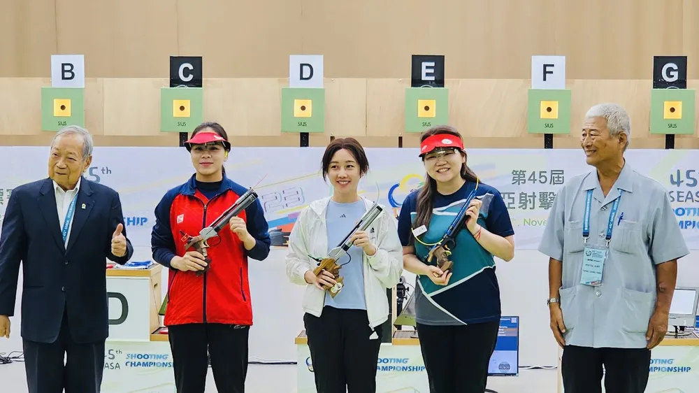 Trịnh Thu Vinh (đỏ) có tấm HCB bài bắn cá nhân 10m súng ngắn hơi ở lần thi đấu vô địch Đông Nam Á 2023. Ảnh: BSVN