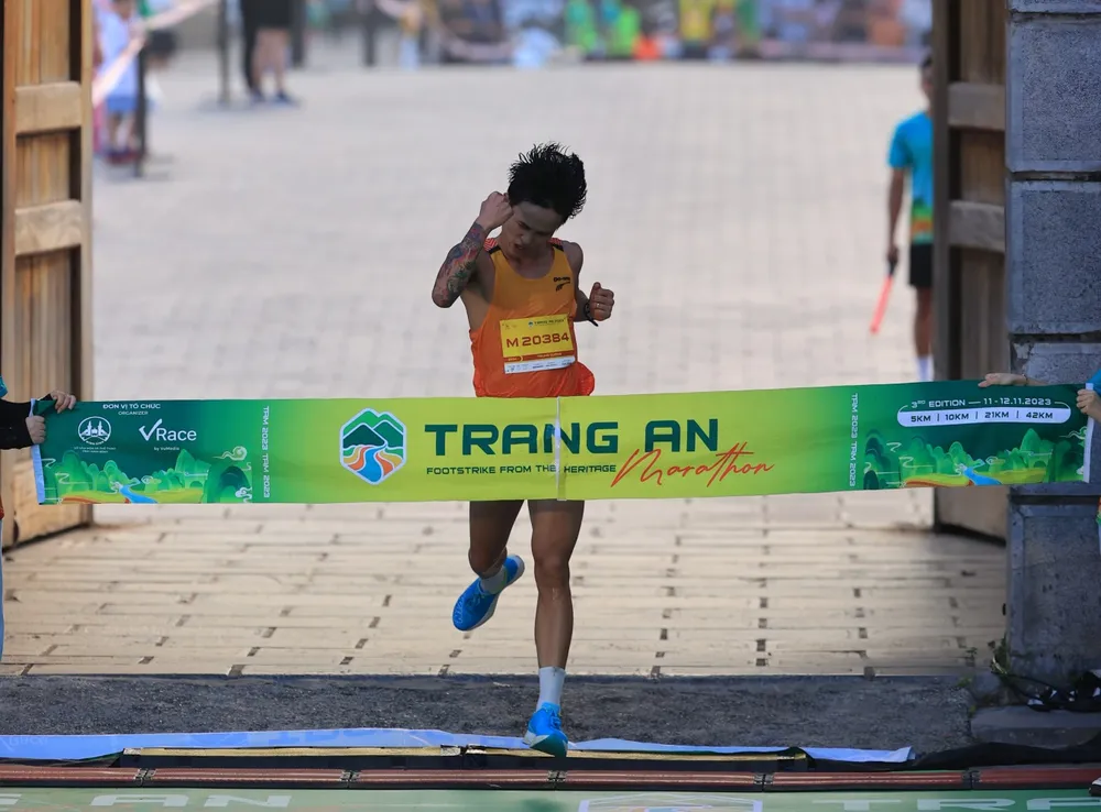 VĐV Nguyễn Trung Cường về nhất cự ly 21km dành cho nam tại giải. Ảnh: BTC