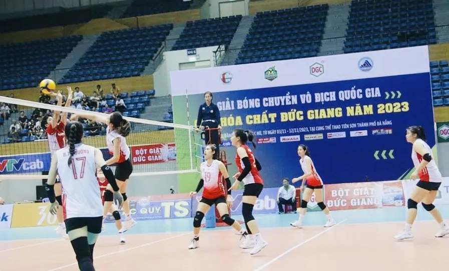 Đội nữ Binh chủng Thông tin Trường Tươi Bình Phước từng bị loại tại tứ kết giải năm ngoái nên năm nay nỗ lực tìm cơ hội vào trận đấu cuối cùng. Ảnh: BTLTT