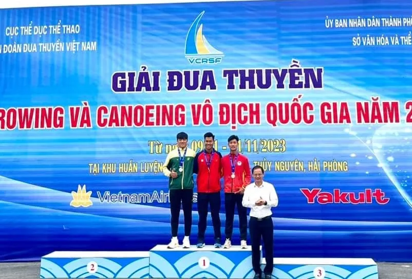 Các VĐV đạt thành tích được trao huy chương tại giải rowing vô địch quốc gia 2023. Ảnh: HIẾU NGUYỄN