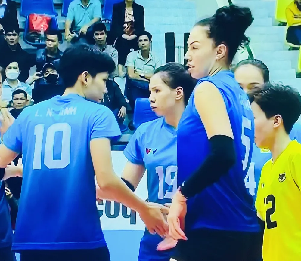 Đội nữ VTV Bình Điền Long An phải tự trách mình khi thua trận bởi đã sớm dẫn trước đối thủ trong 2 ván đầu nhưng thua ngược 2-3. Ảnh: MINH MINH
