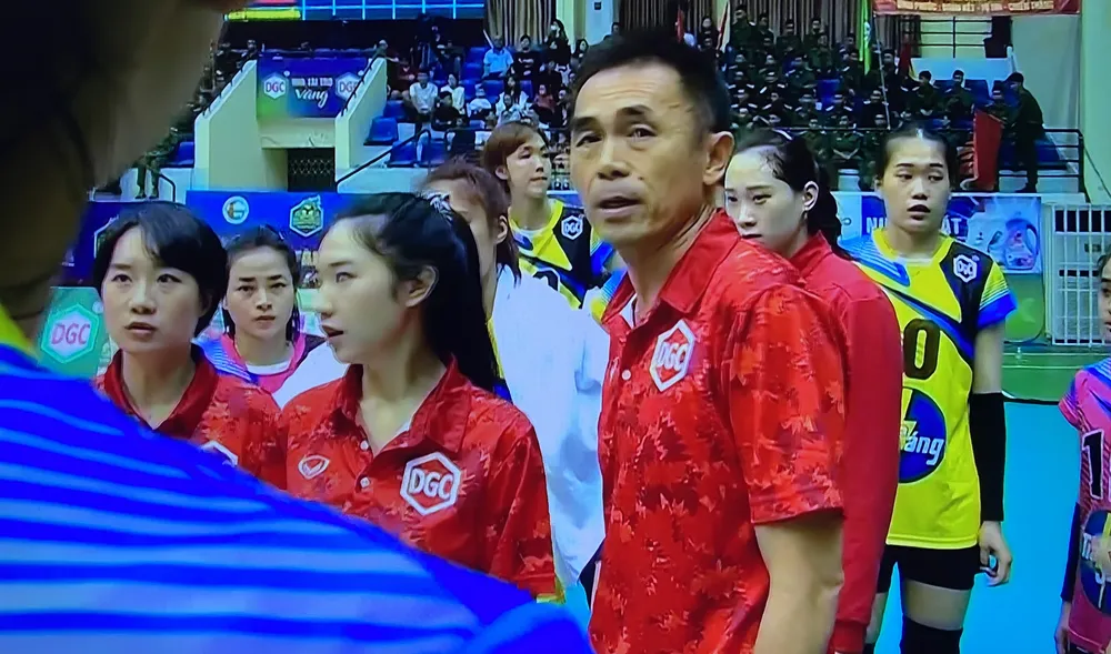 HLV Vanachote là ông thầy ngoại duy nhất ở giải vô địch quốc gia năm nay. Ảnh: MINH MINH