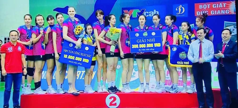 Đội nữ Hóa chất Đức Giang tia sáng có lần thứ 4 xếp hạng nhì giải vô địch quốc gia. Ảnh: MINH MINH