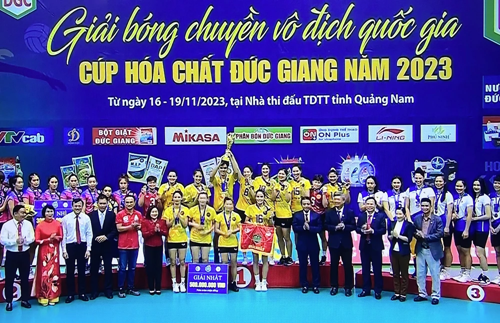 Đội nữ Ninh Bình lần đầu tiên vô địch giải bóng chuyền quốc gia. Ảnh: MINH MINH