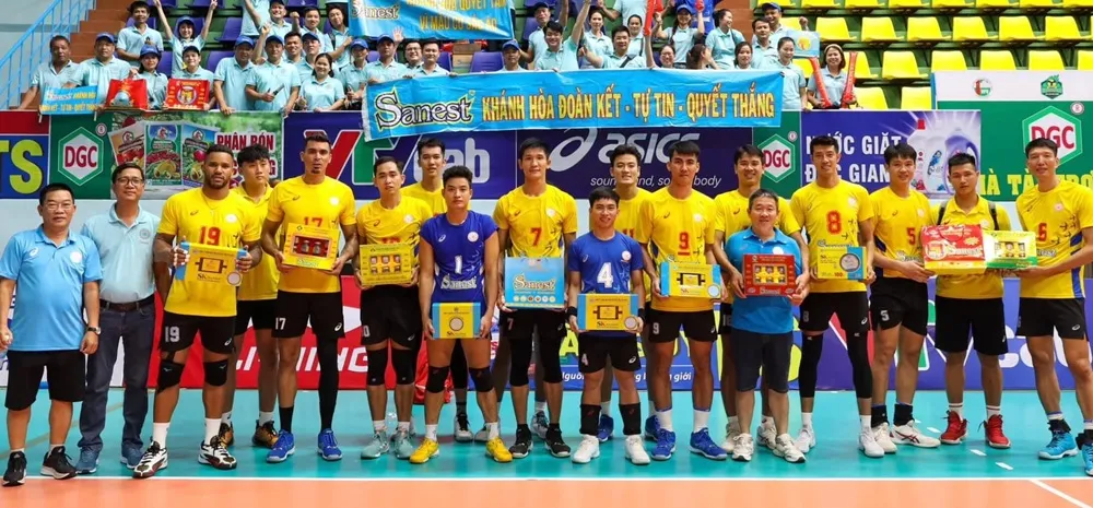 Đội Sanest Khánh Hòa chung vui chiến thắng cùng người hâm mộ. Ảnh: S.KH