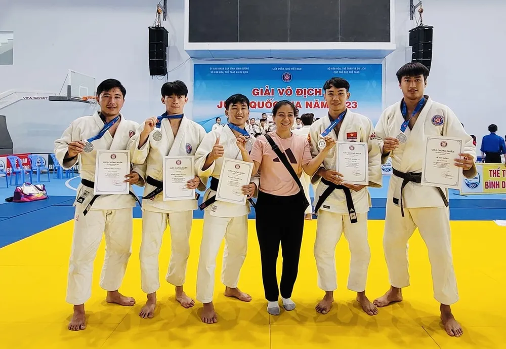 HLV Văn Ngọc Tú cùng các VĐV của mình tại giải judo vô địch quốc gia 2023. Ảnh: MINH MINH